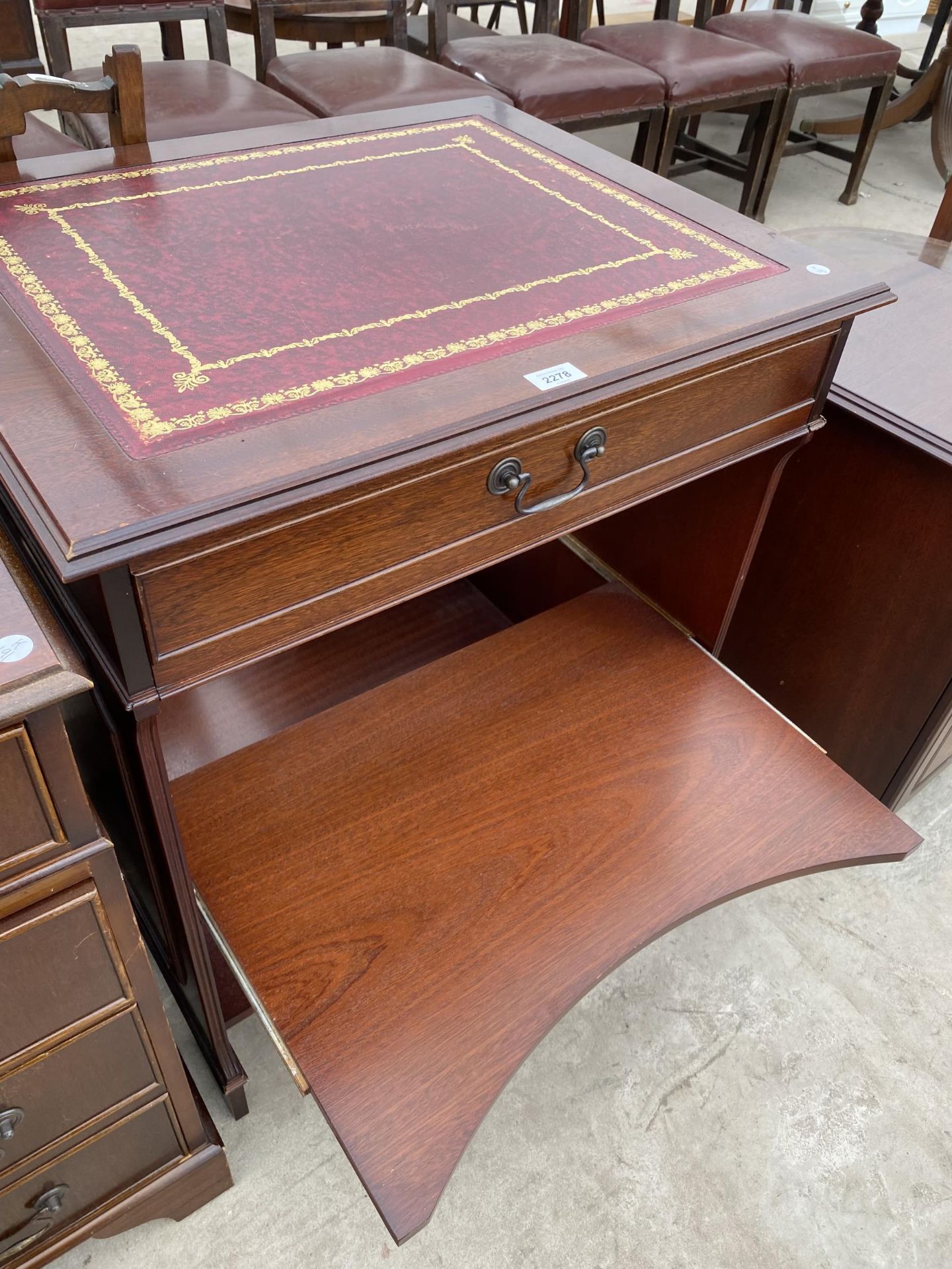 A SMALL MAHOGANY COMPUTER TABLE WITH SINGLE DRAWER AND RED LEATHER TOP