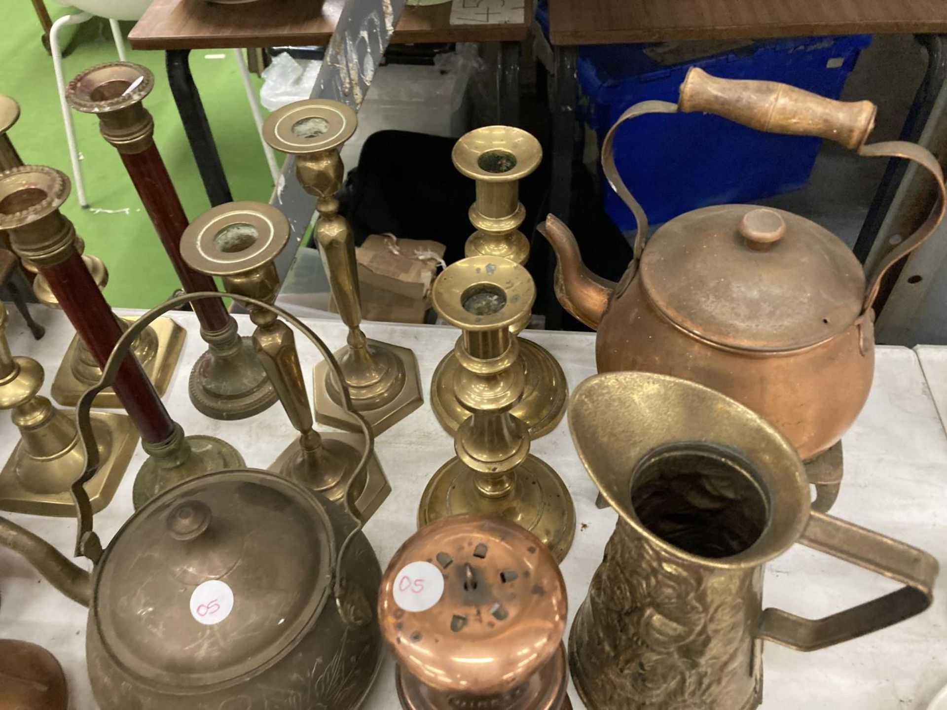 A LARGE QUANTITY OF BRASS AND COPPER ITEMS TO INCLUDE PANS, COPPER KETTLES AND STANDS, CANDLESTICKS, - Image 4 of 8