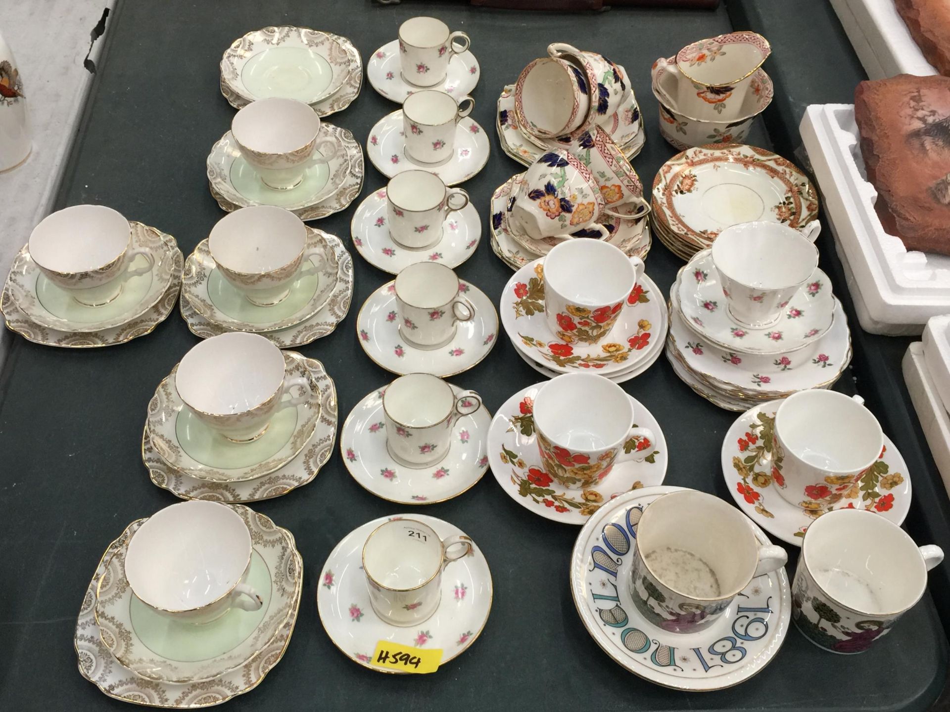 A LARGE QUANTITY OF VINTAGE CHINA AND PORCELAIN CUPS AND SAUCERS TO INCLUDE ROYAL DOULTON, ALFRED