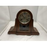 AN OAK CASED ART DECO STYLE MANTLE CLOCK WITH BEADED AND GLASS FRONT HEIGHT 31CM, WIDTH 40CM