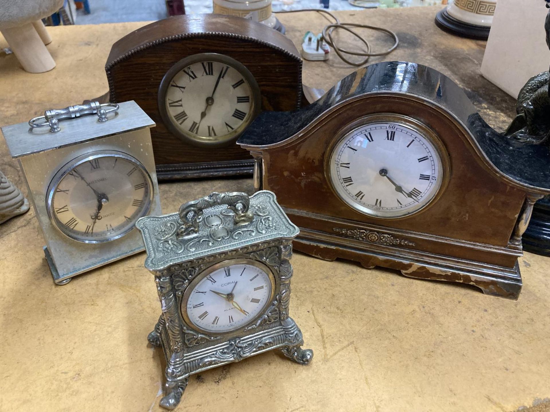 A QUANTITY OF VINTAGE MANTLE CLOCKSTO INCLUDE MAHOGANY CASED, METAL, BRASS, ETC