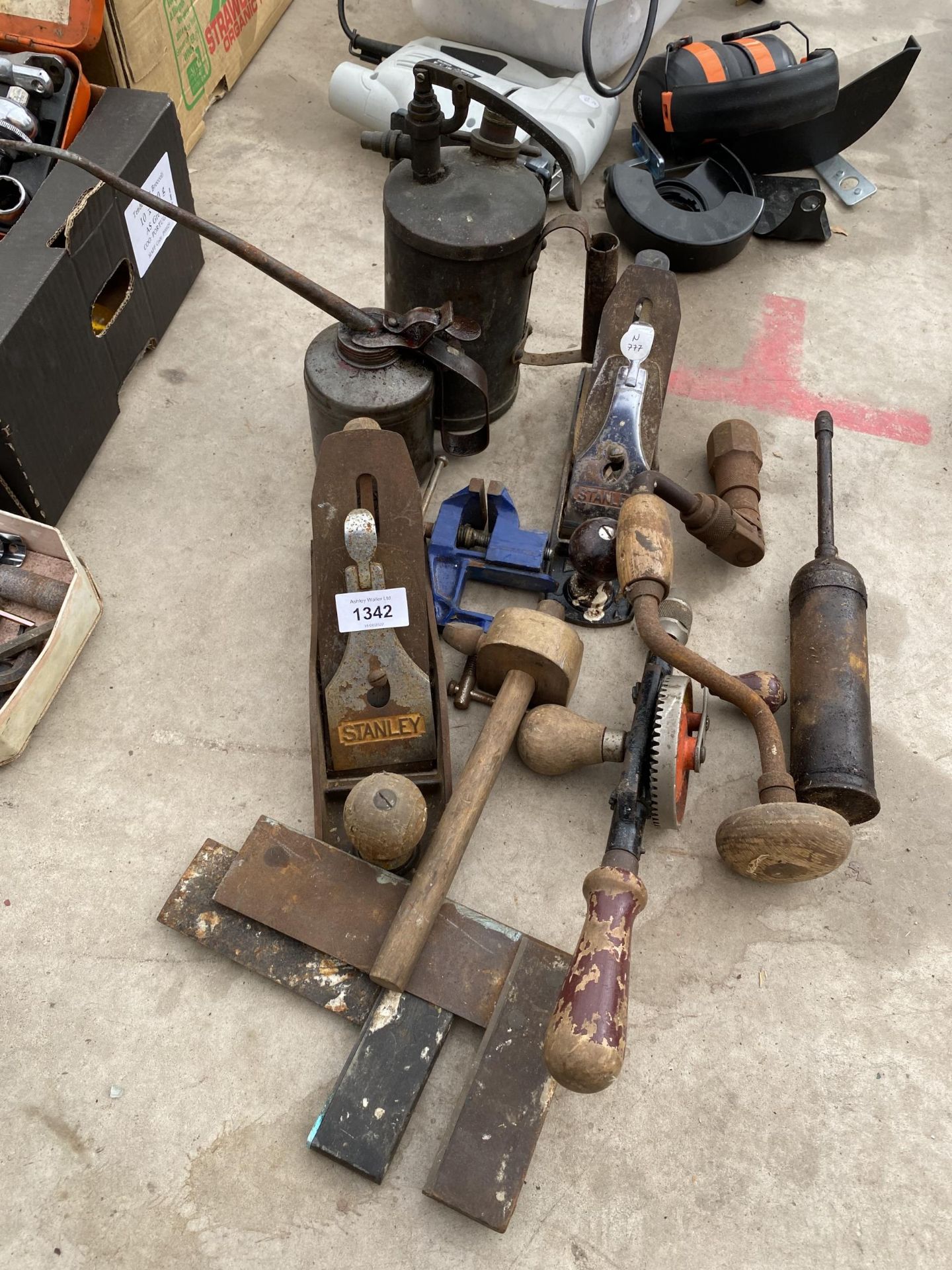 AN ASSORTMENT OF VINTAGE TOOLS TO INCLUDE TWO STANLEY WOOD PLANES, A SMALL VICE AND BRACE DRILLS ETC