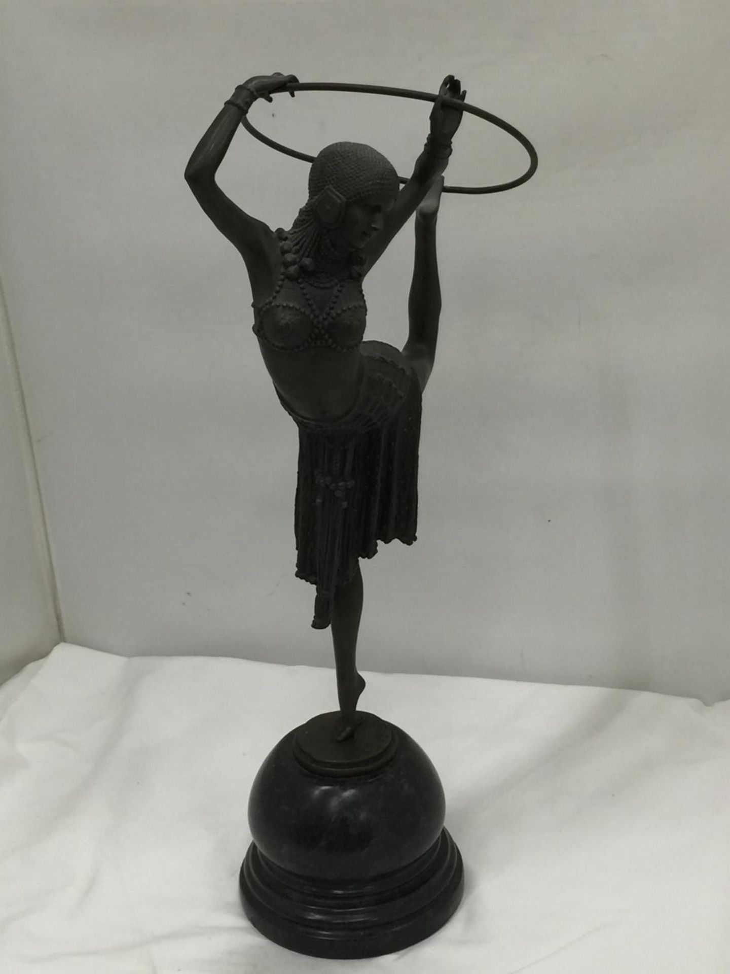 AN ART DECO STYLE BRONZE OF AN EGYPTIAN STYLE HOOP DANCER ON A MARBLE BASE SIGNED D.H. CHIPARUS H: - Image 5 of 7