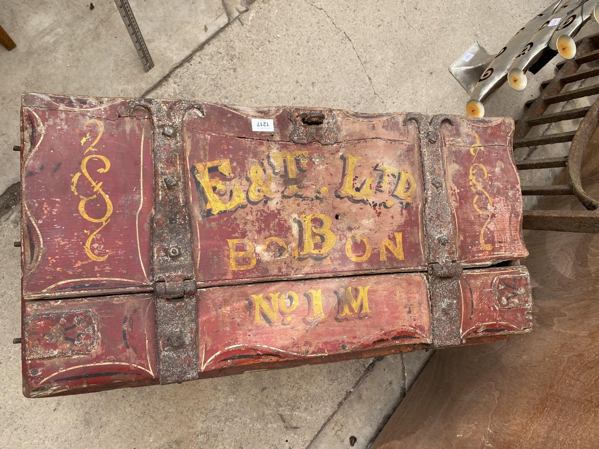 A HEAVY 19TH CENTURY LIVING VAN/WAGON TRUNK HAVING MOST SUBSTANTIAL BLACKSMITH MADE IRON HINGES - Image 3 of 6