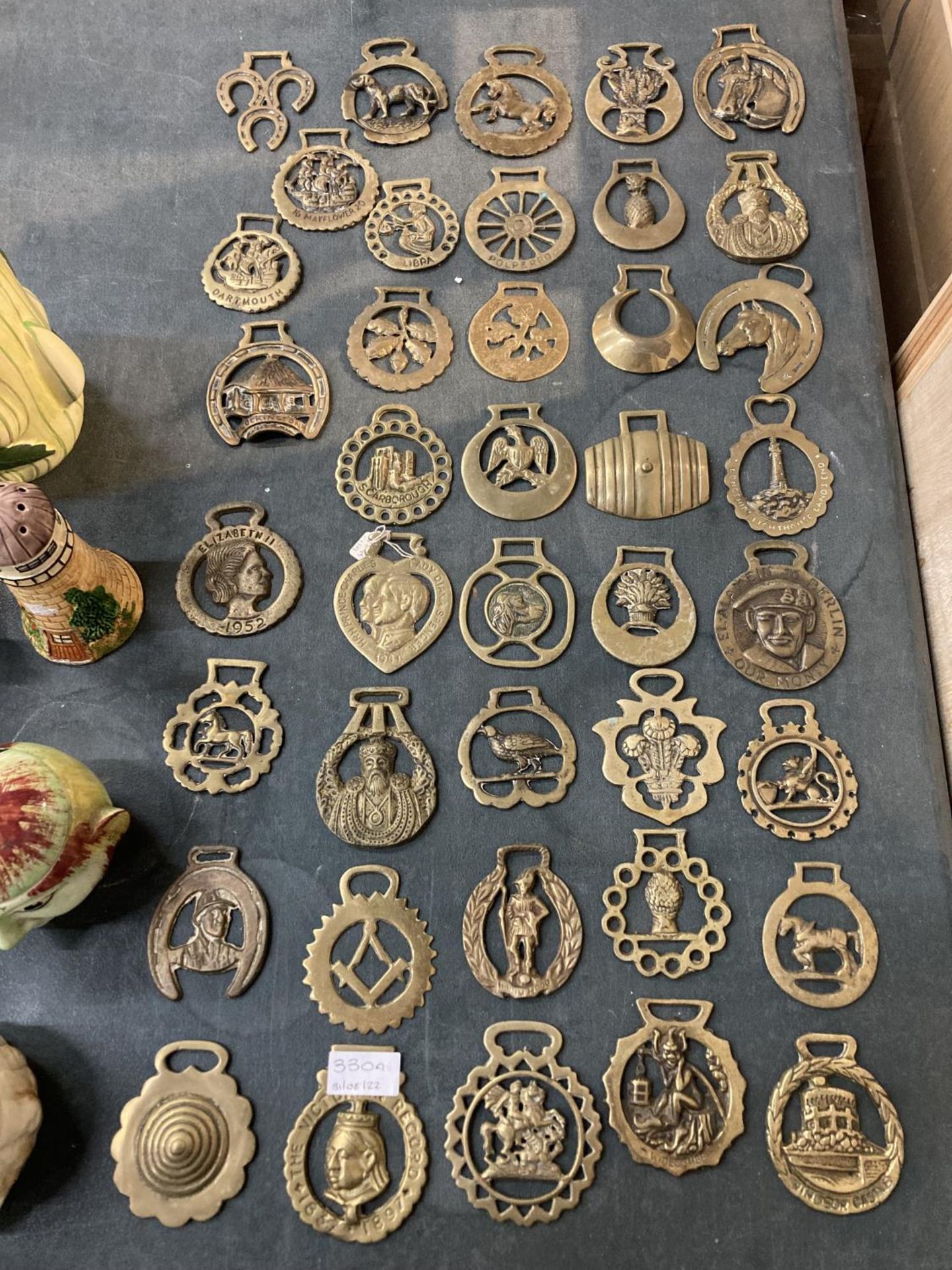 A LARGE QUANTITY OF VINTAGE HORSE BRASSES