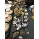 A QUANTITY OF COLLECTABLE ITEMS TO INCLUDE FOSSILS, BLUE AND WHITE ANIMALS, CRYSTAL ANIMALS,