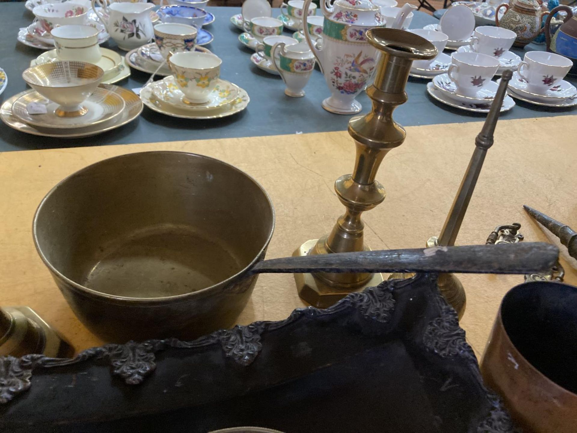 A QUANTITY OF METALWARE TO INCLUDE BRASS TRIVETS, CANDLESTICKS, BRASS PAN, PEWTER JUG AND SUGAR - Image 6 of 7