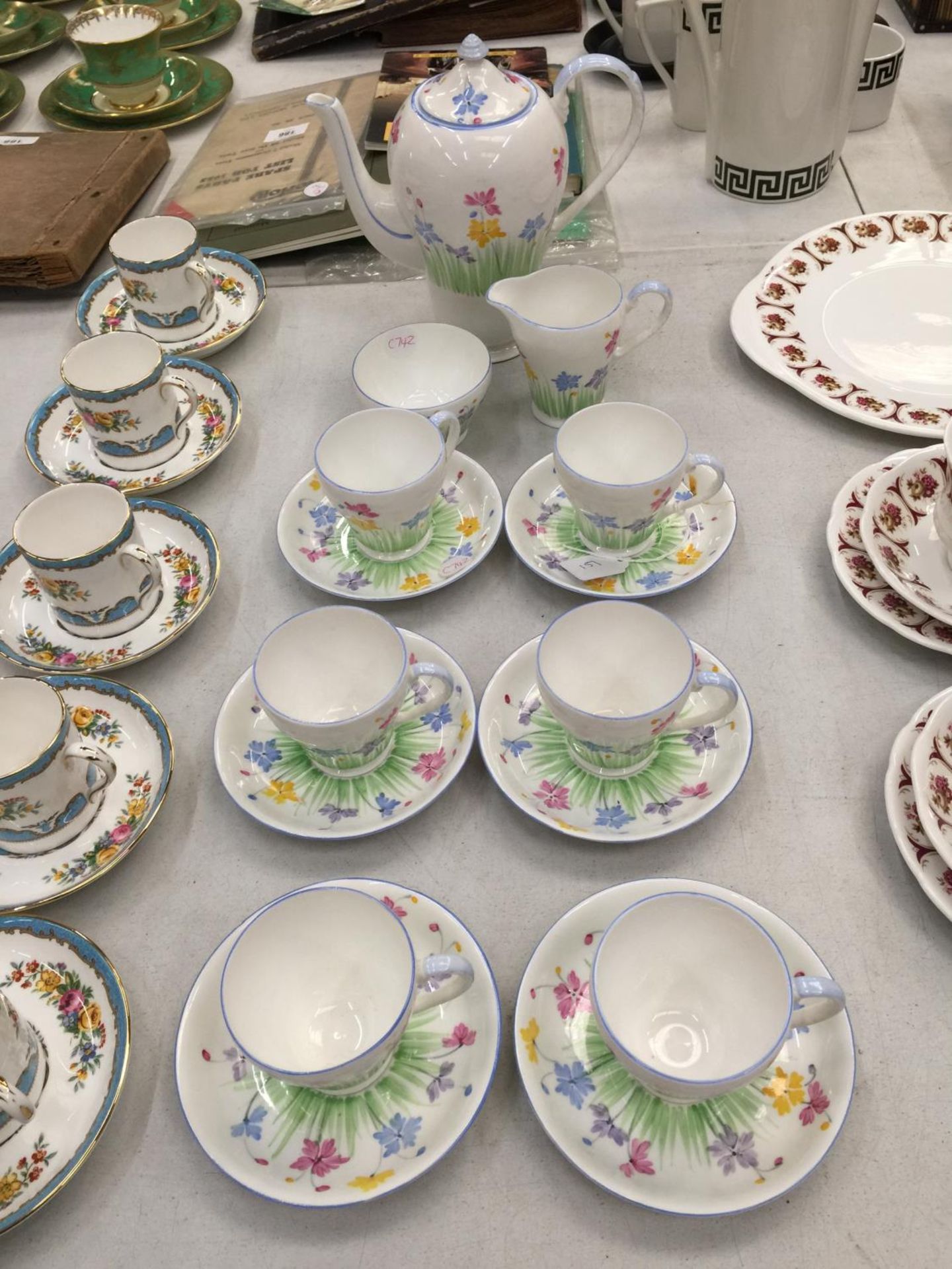 A VINTAGE GRAFTON TEASET WITH FLORAL PATTERN TO INCLUDE TEAPOT, CUPS AND SAUCERS, CREAM JUG AND