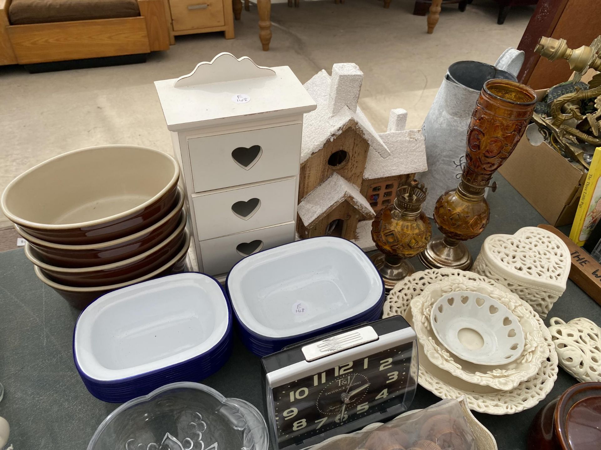 AN ASSORTMENT OF ITEMS TO INCLUDE ENAMEL PIE DISHES, DOOR FURNITURE AND TWO OIL LAMPS ETC - Image 2 of 5