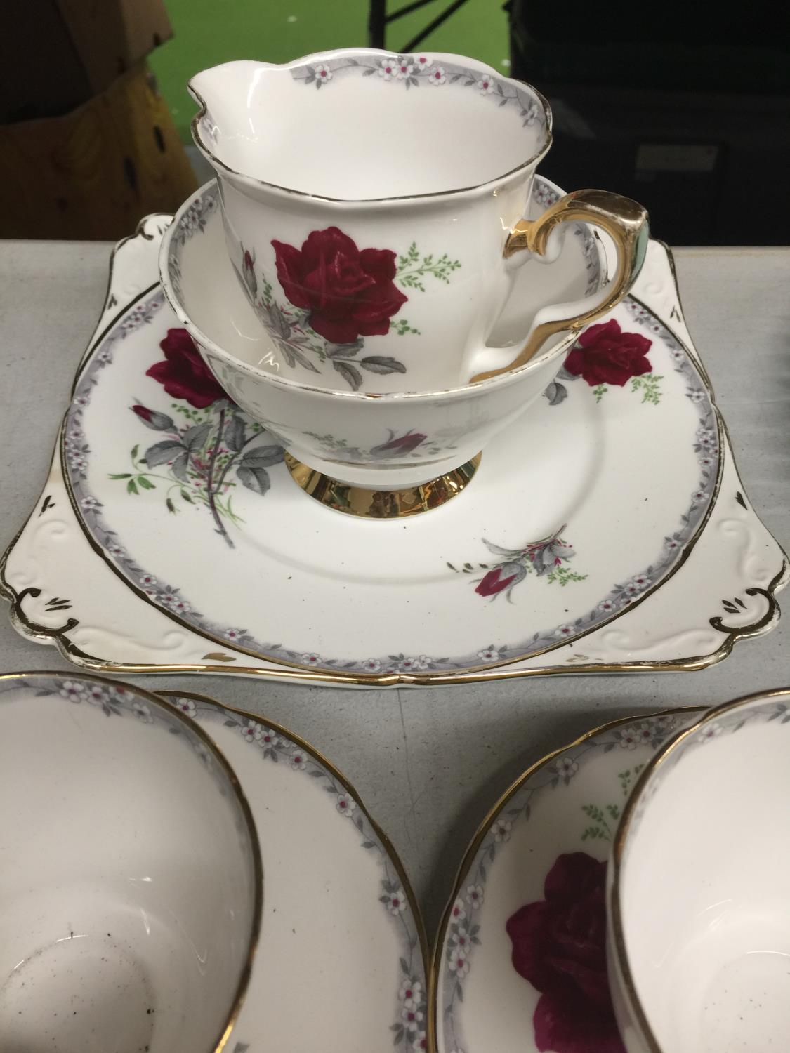 A ROYAL STAFFORD 'ROSES TO REMEMBER' TEASET TO INCLUDE CREAM JUG, SUGAR BOWL, CAKE PLATE, SIX CUPS - Image 3 of 4