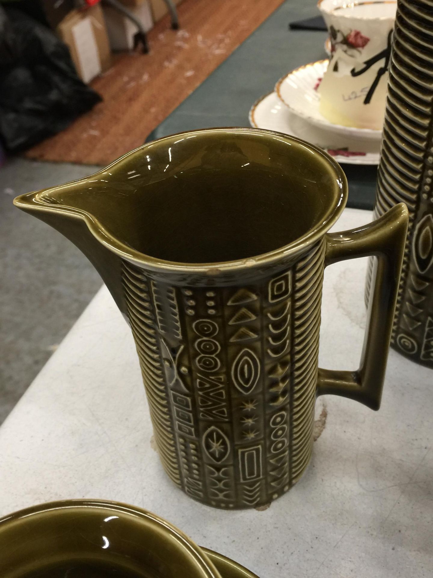 A PORTMEIRION GREEN 'TOTEM' COFFEE SET TO INCLUDE COFFEE POT, CREAM JUG, SUGAR BOWL CUPS AND SAUCERS - Image 4 of 6