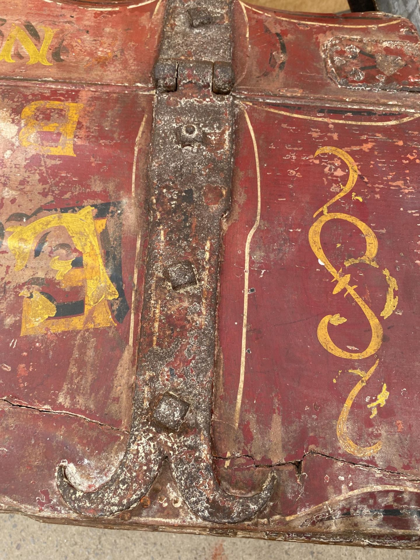 A HEAVY 19TH CENTURY LIVING VAN/WAGON TRUNK HAVING MOST SUBSTANTIAL BLACKSMITH MADE IRON HINGES - Image 6 of 6