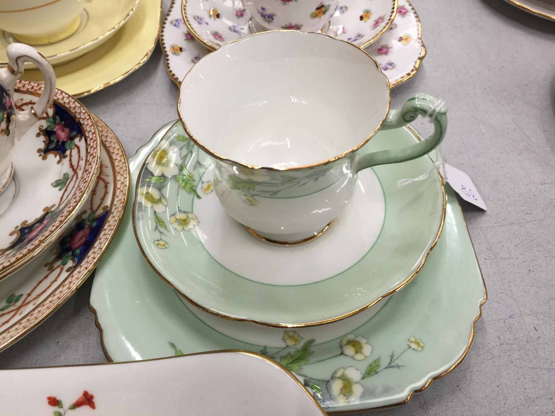 A QUANTITY OF CHINA TRIOS TO INCLUDE PARAGON, ROYAL STAFFORD 'ROSE PANSY', TUSCAN, ROYAL WORCESTER - Image 6 of 6