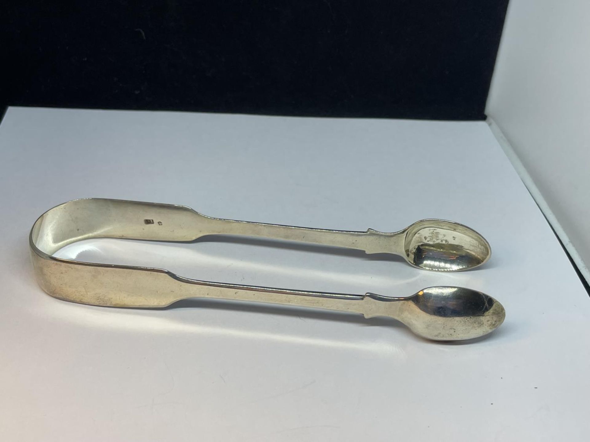 TWO PAIRS OF HALLMARKED SILVER TONGS TO INCLUDE A LONDON AND A SHEFFIELD - Image 4 of 5