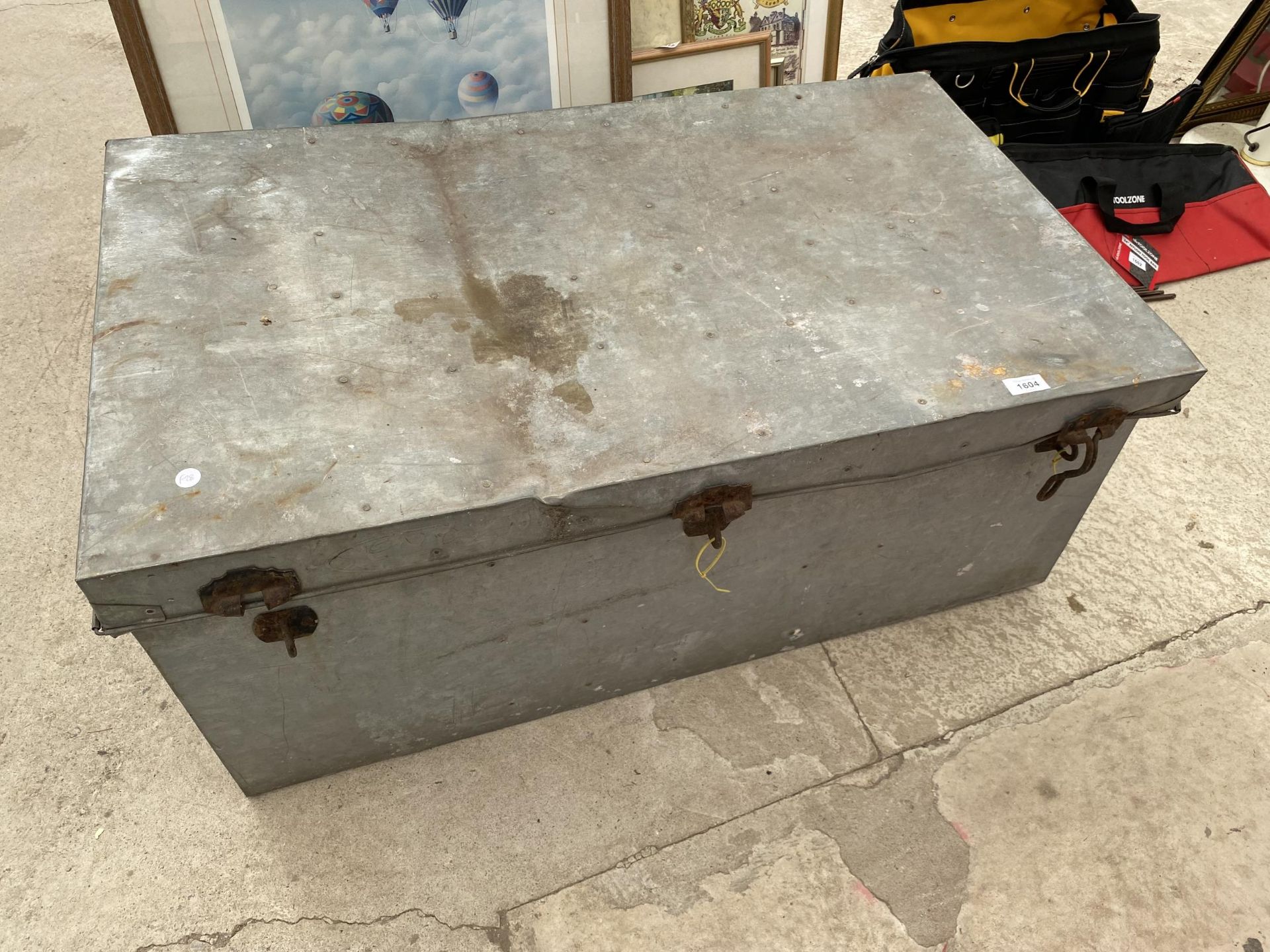 A LARGE GALVANISED STORAGE TRUNK (L:100CM W:60CM D:43CM)