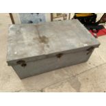 A LARGE GALVANISED STORAGE TRUNK (L:100CM W:60CM D:43CM)