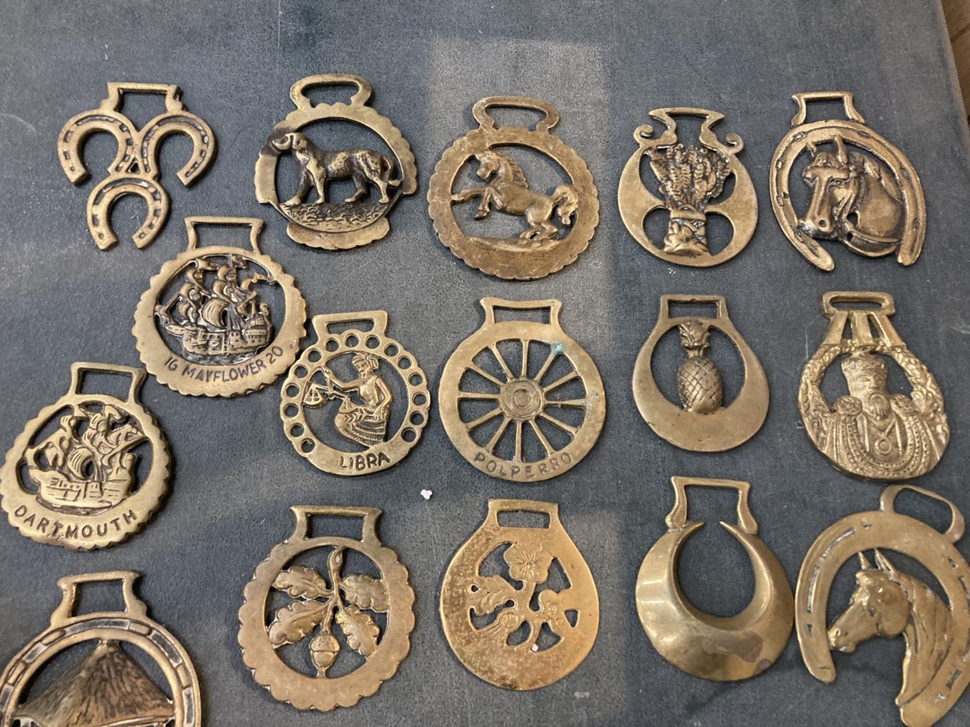 A LARGE QUANTITY OF VINTAGE HORSE BRASSES - Image 4 of 4