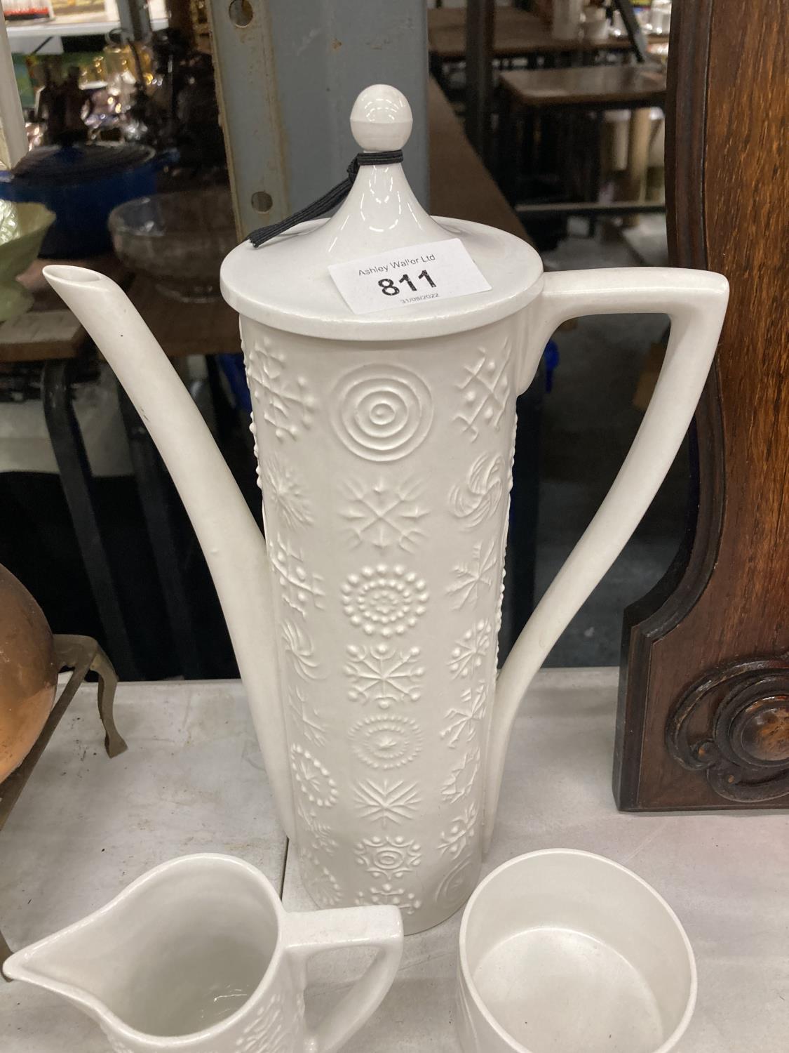 A PORTMEIRION PART COFFEE SET IN THE 'TOTEM' DESIGN TO INCLUDE A COFFEE POT, CREAM JUG, SUGAR - Image 4 of 5