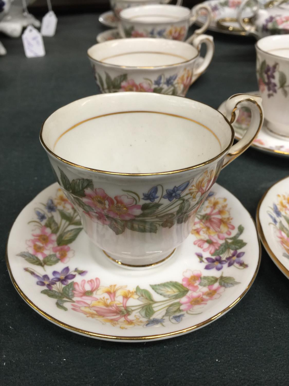 A LARGE QUANTITY OF PARAGON 'COUNTRY LANE' TEAWARE TO INCLUDE CUPS, SAUCERS, CAKE PLATE, CAKE STAND, - Image 5 of 6