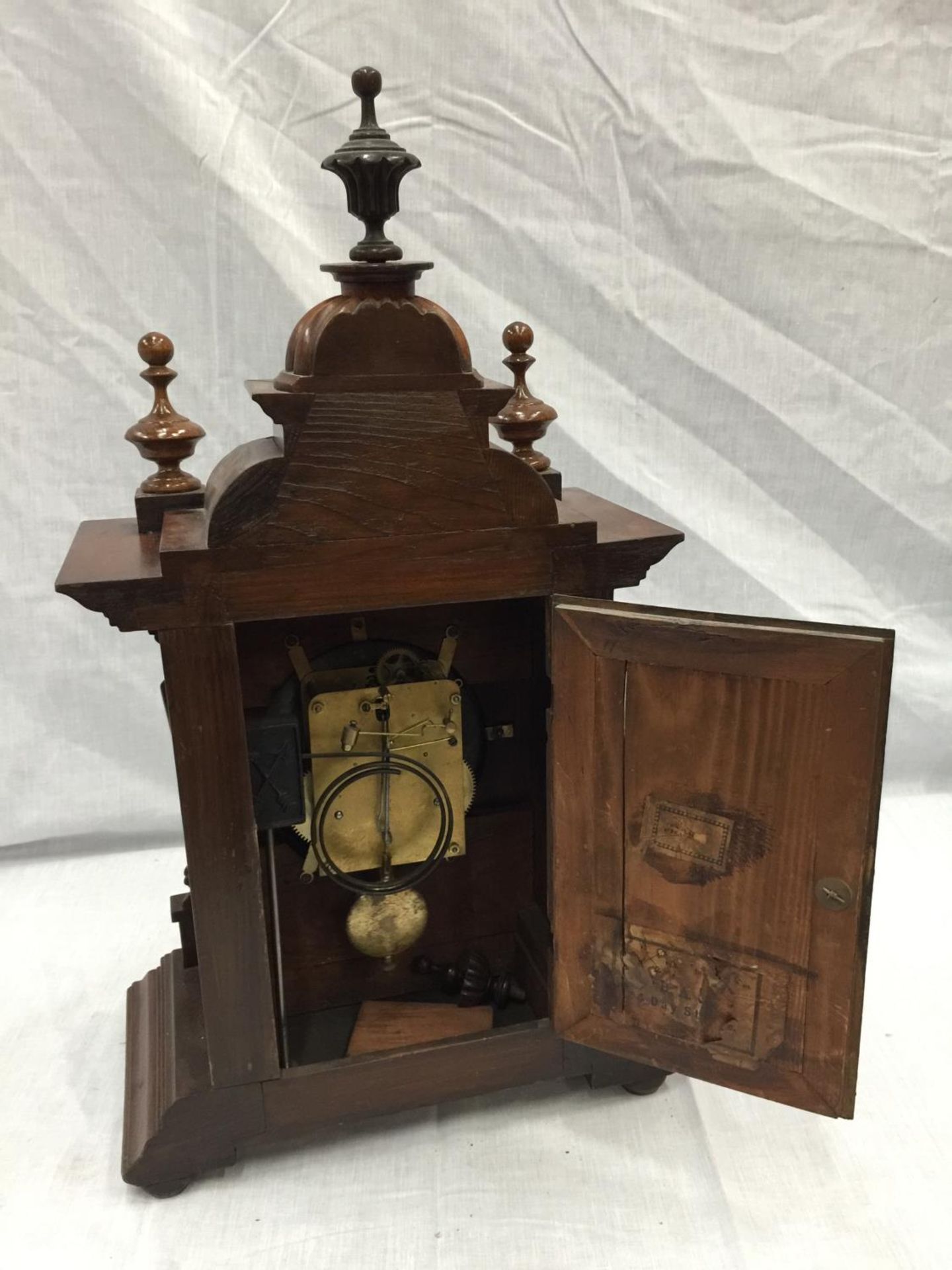 A 19TH CENTURY MAHOGANY CASED BRACKET CLOCK WITH BRASS AND WHITE DIAL AND TURNED FINIALS - Image 6 of 8