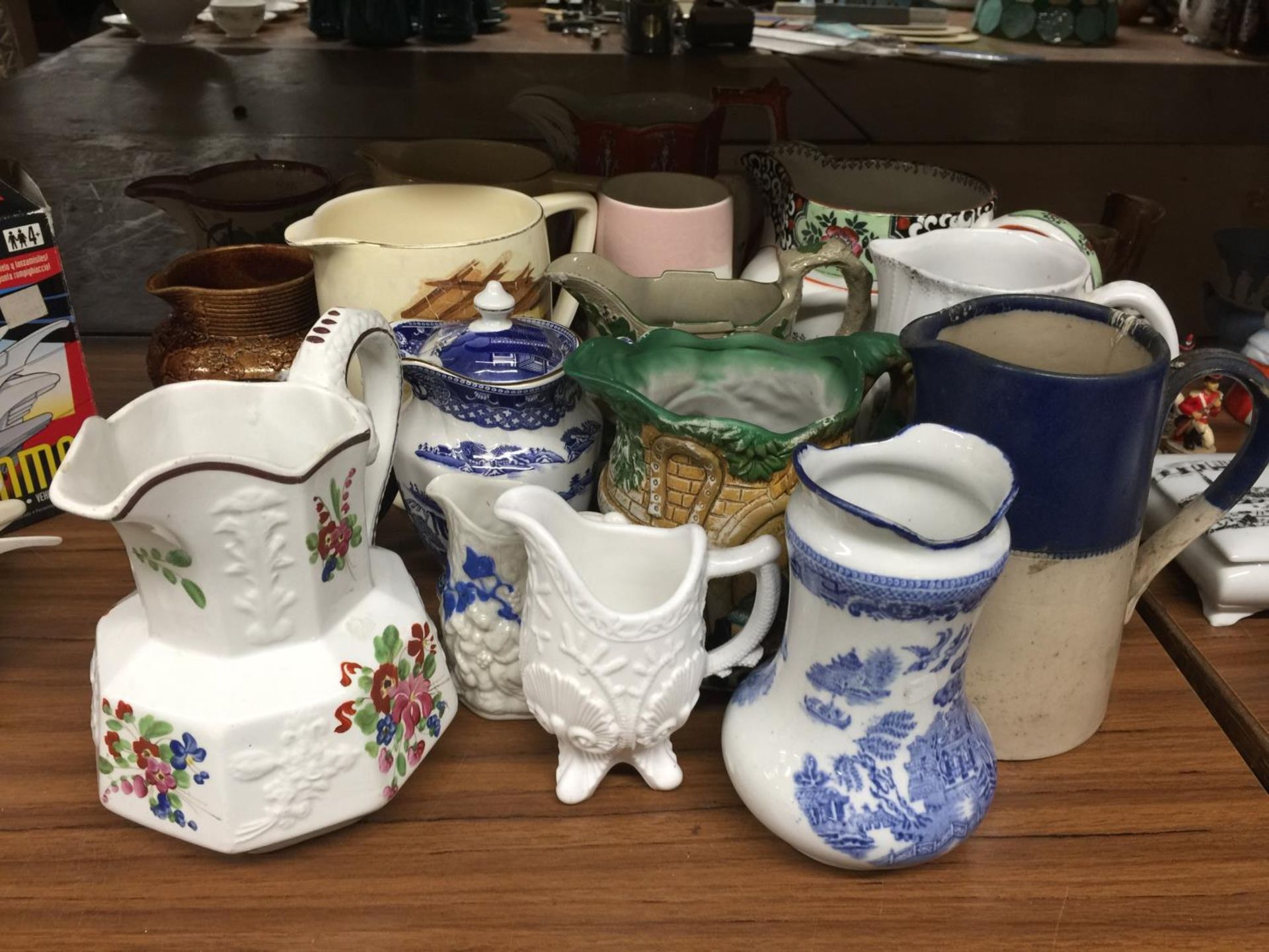 A COLLECTION OF VINTAGE JUGS TO INCLUDE BOVEY POTTERY TRANSFER PRINTED PIECES, GIBSONS, RINGTONS