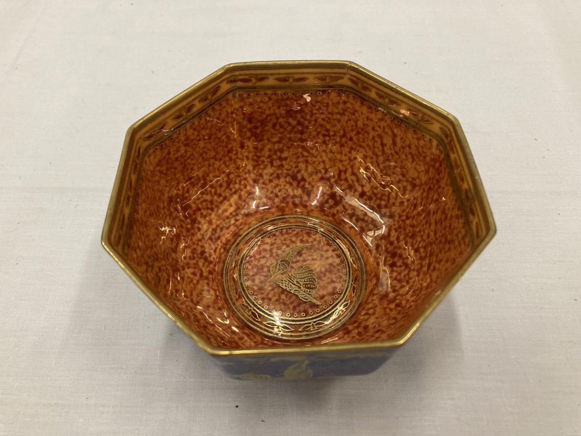 A WEDGWOOD HUMMING BIRD LUSTRE OCTAGON BOWL CIRCA 1925 H: 7CM, W: 12CM - Image 2 of 8