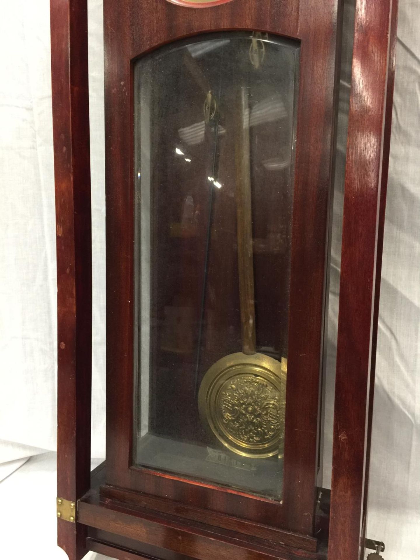 AN ART NOUVEAU STYLE MAHOGANY CASED WALL CLOCK WITH BRASS AND SILVERED DIAL - Image 4 of 9