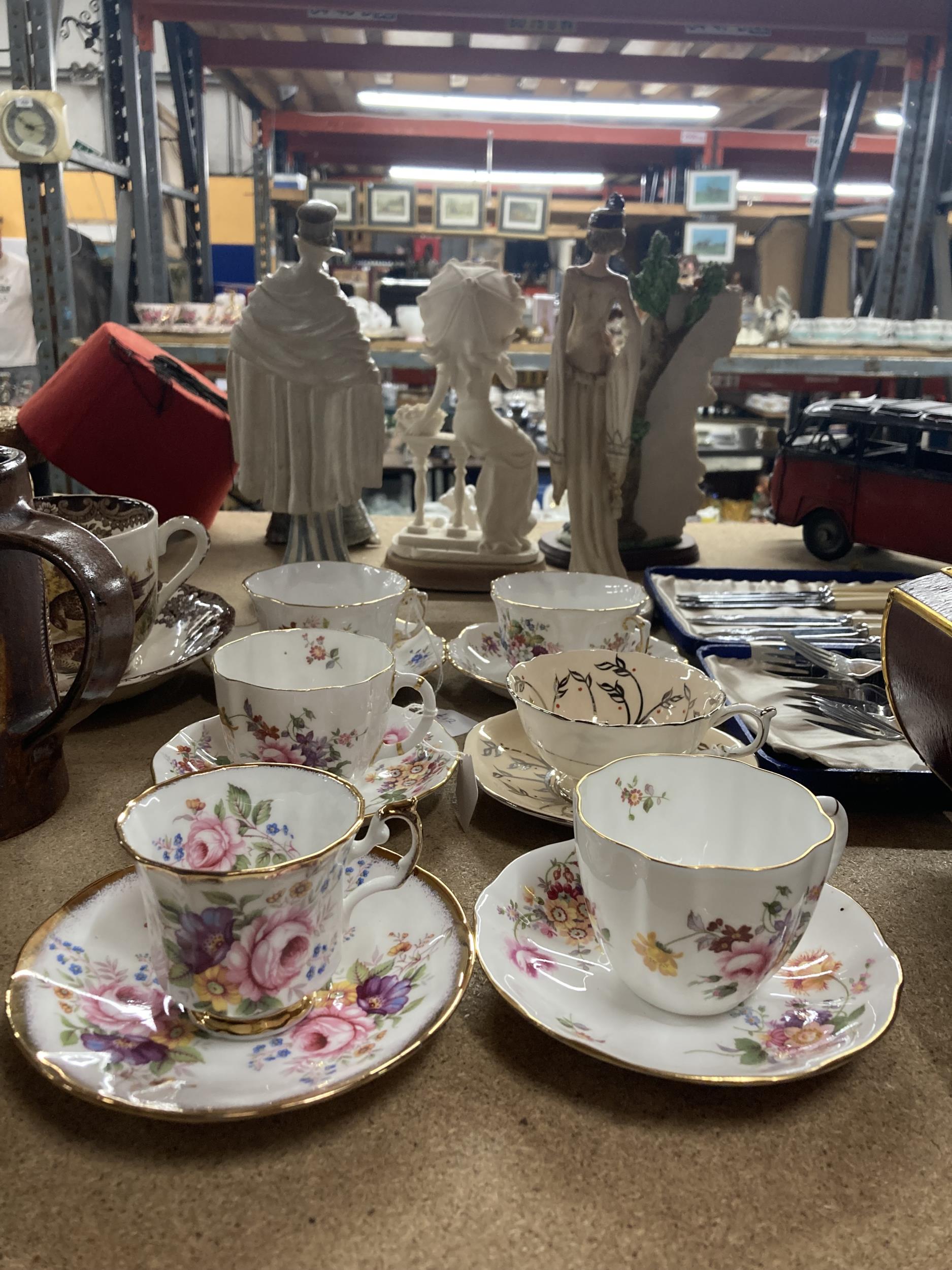 AN ASSORTMENT OF CHINA CUPS AND SAUCERS TO INCLUDE ROYAL CROWN DERBY 'DERBY POSIES', PARAGON,