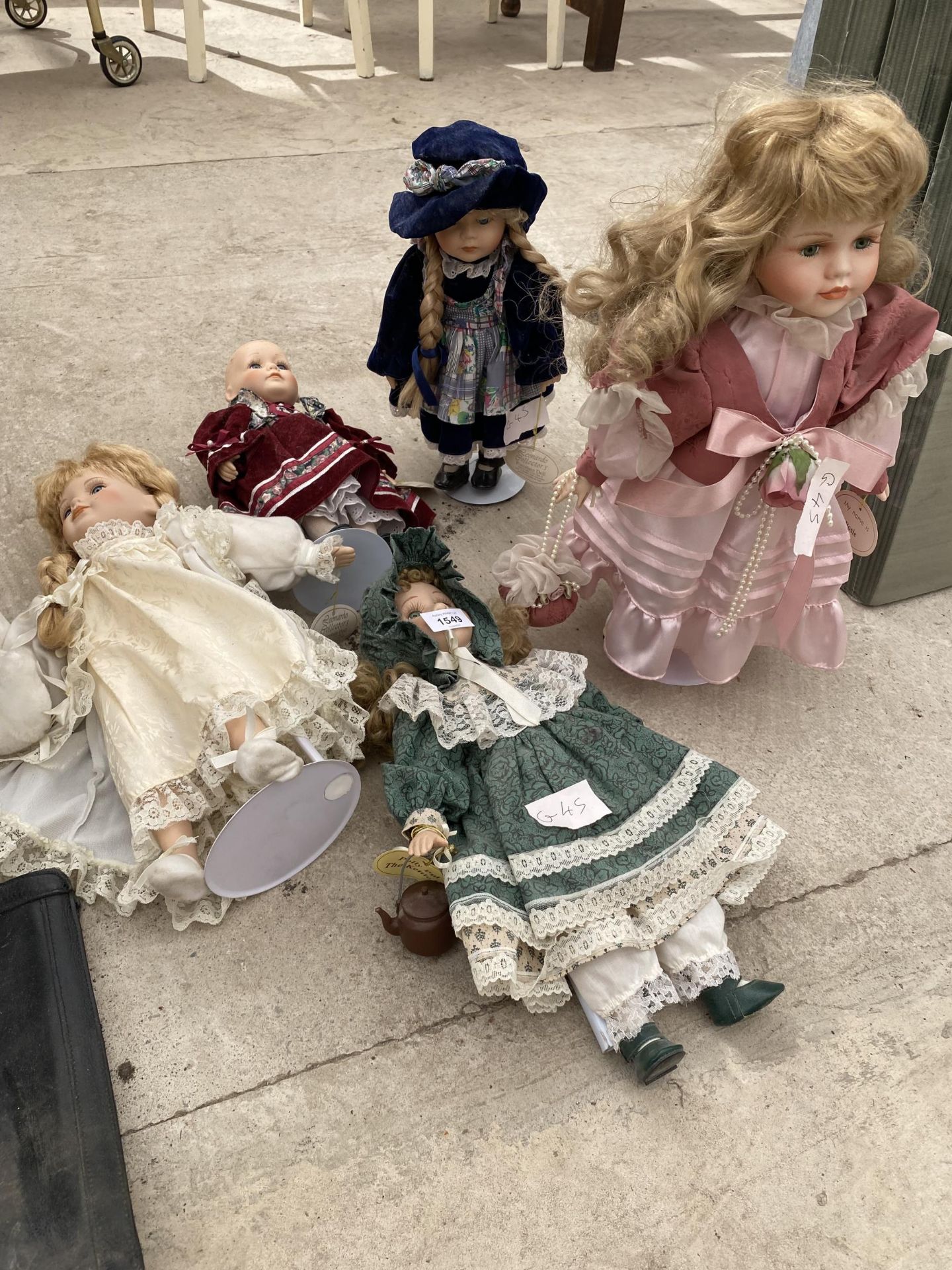 A GROUP OF FIVE PORCELAIN DOLLS - Image 2 of 2