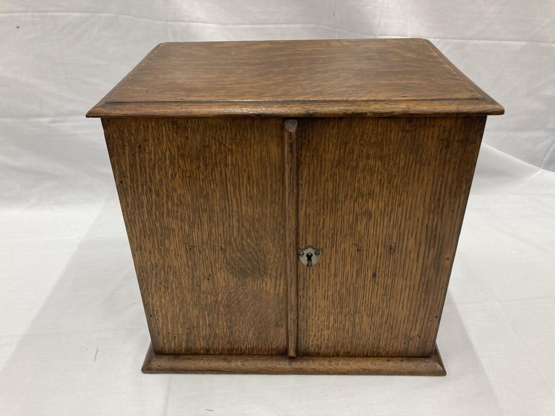 AN OAK SMOKERS CABINET WITH THREE ENCLOSED DRAWERS H: 30CM, W: 32CM - Image 4 of 7