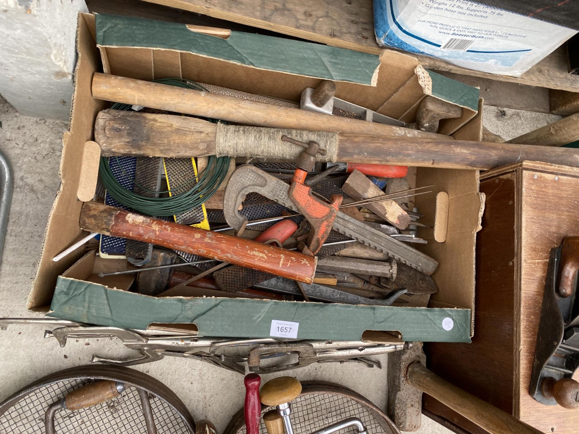 AN ASSORTMENT OF VINTAGE TOOLS TO INCLUDE WOOD PLANES, BRACE DRILLS AND AN AXE ETC - Image 2 of 6