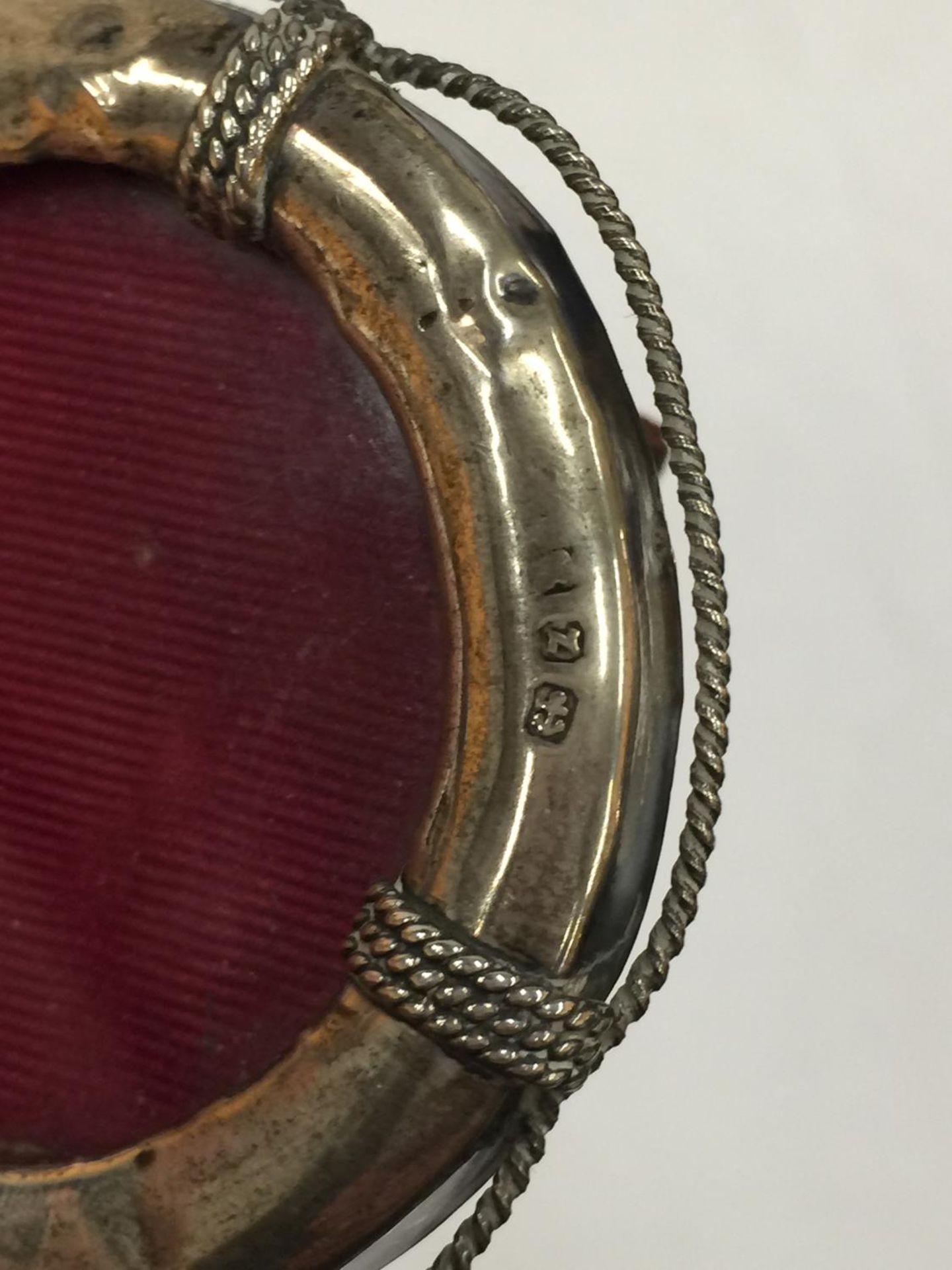 A SMALL BIRMINGHAM HALLMARKED SILVER PICTURE FRAME IN THE STYLE OF A LIFEBUOY H: 7CM - Image 6 of 6