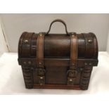 A WOODEN DOMED TOP BOX WITH LEATHER STRAPS HEIGHT 20CM, WIDTH 23.5CM, DEPTH 14CM