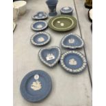 A QUANTITY OF BLUE WEDGWOOD JASPERWARE TO INCLUDE PIN TRAYS, VASE, LIDDED BOWL PLUS A GREEN BOWL