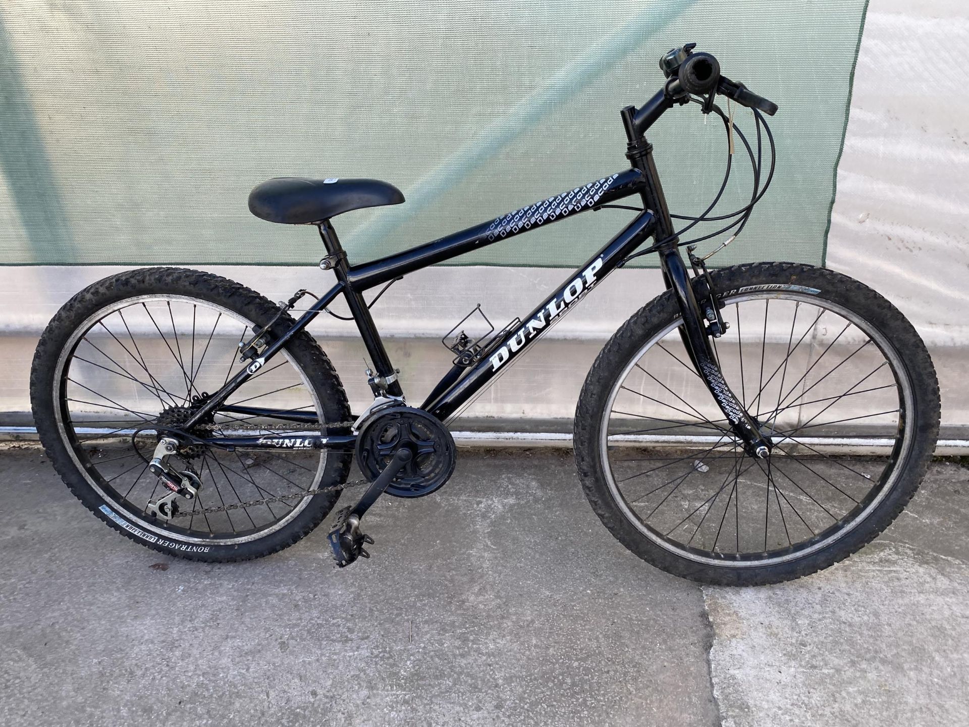 A BOYS DUNLOP BIKE WITH 18 SPEED SHIMANO GEAR SYSTEM