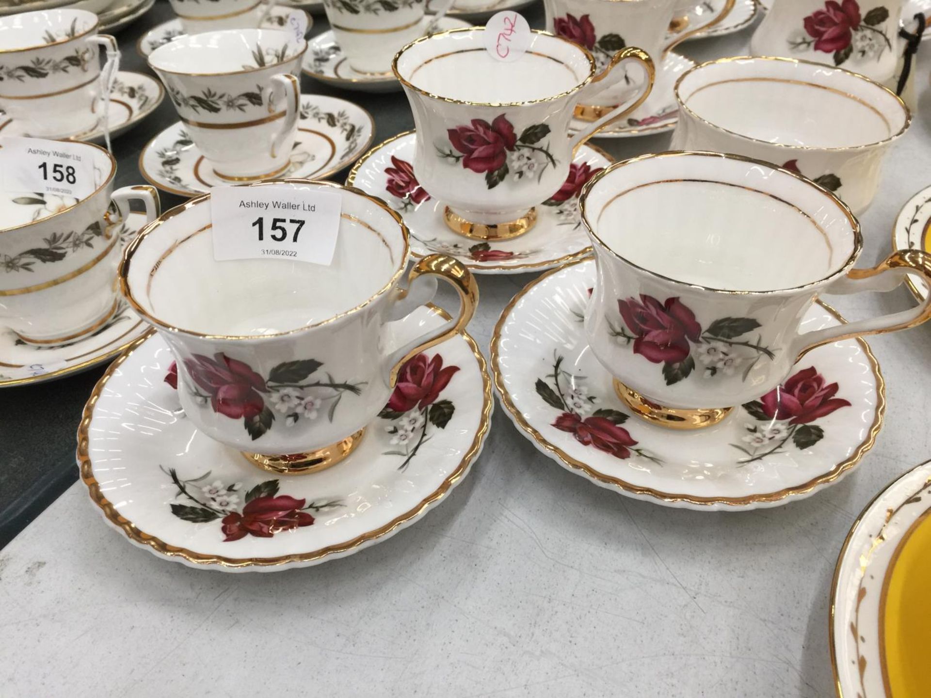 A VINTAGE ROSE PATTERNED 'LUBORN' TEASET TO INCLUDE CUPS, SAUCERS, CREAM JUG AND SUGAR BOWL - Image 2 of 6