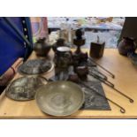 A QUANTITY OF BRASS AND COPPER ITEMS TO INCLUDE COPPER SPIRIT MEASURES, VASES, PLAQUES, BRASS TEA