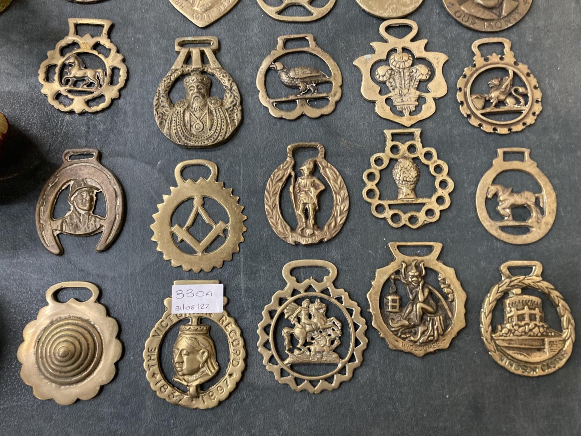 A LARGE QUANTITY OF VINTAGE HORSE BRASSES - Image 2 of 4