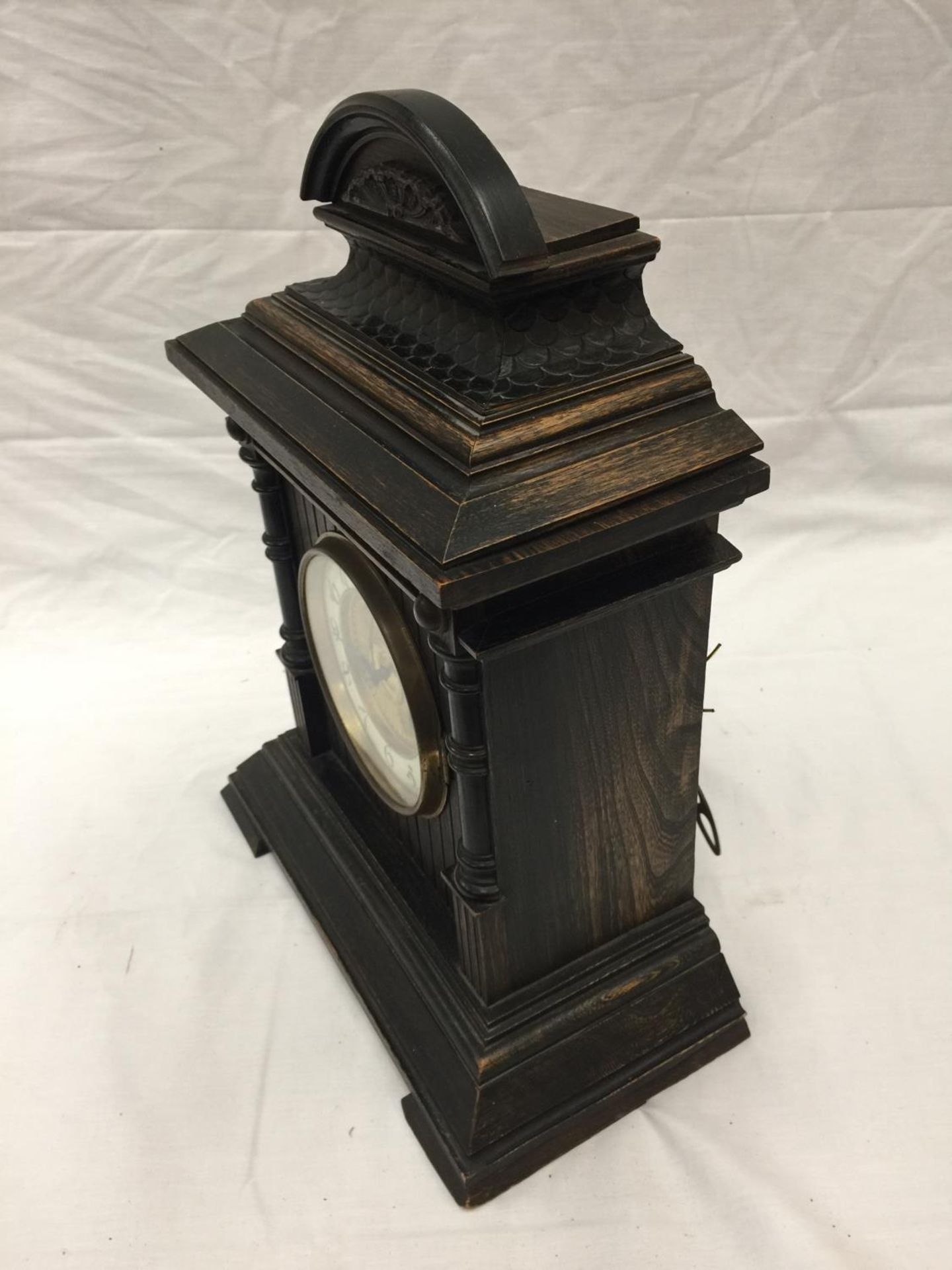 AN ORNATE CHIMING MANTLE CLOCK WITH GERMAN MOVEMENT AND PENDULUM. KEY IS PRESENT AND WORKING AT TIME - Image 4 of 11