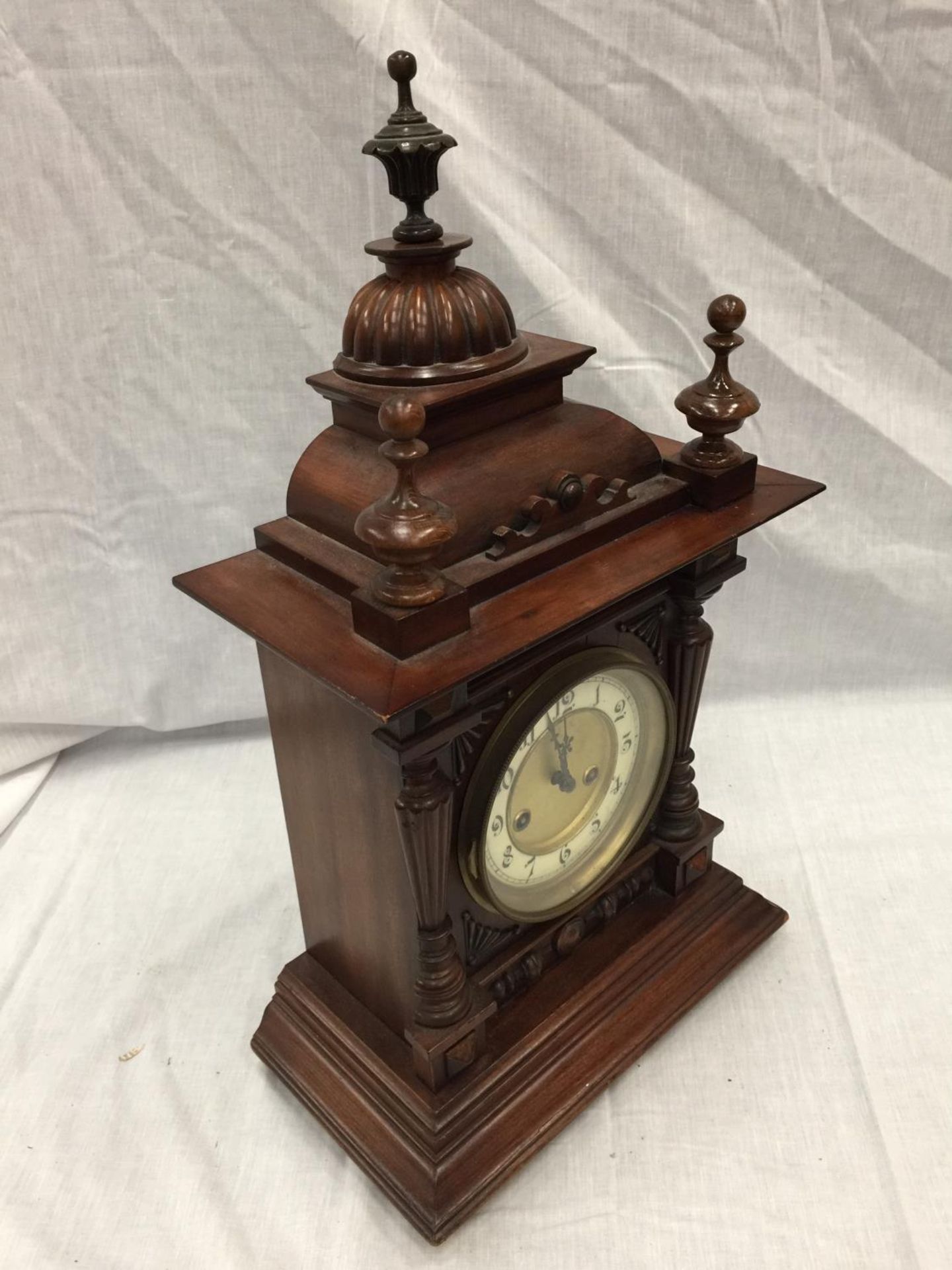 A 19TH CENTURY MAHOGANY CASED BRACKET CLOCK WITH BRASS AND WHITE DIAL AND TURNED FINIALS - Image 2 of 8