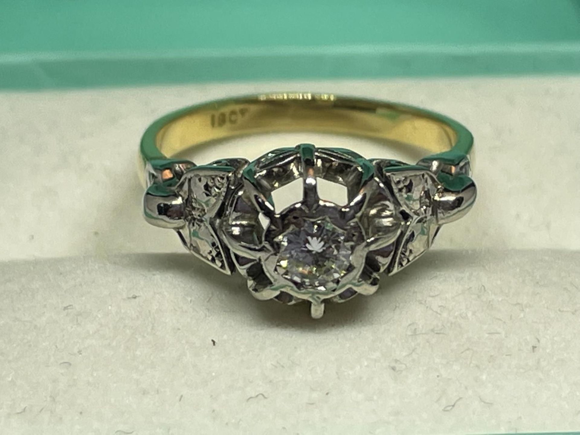 AN 18 CARAT GOLD AND PLATINUM DIAMOND SOLITAIRE RING SIZE M/N IN A PRESENTATION BOX - Image 3 of 4
