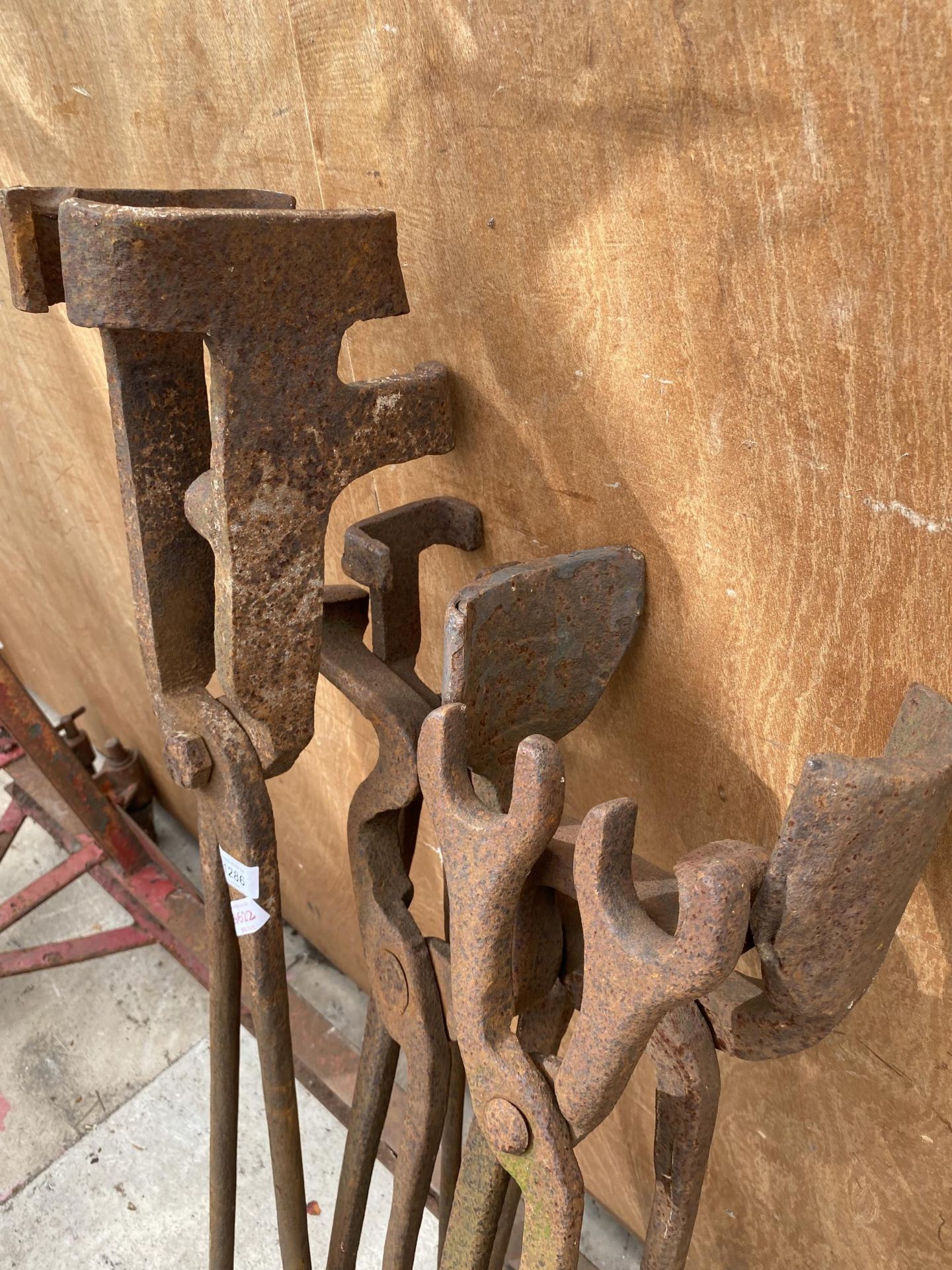 A COLLECTION OF HEAVY DUTY FOUNDRY TOOLS - Image 2 of 3