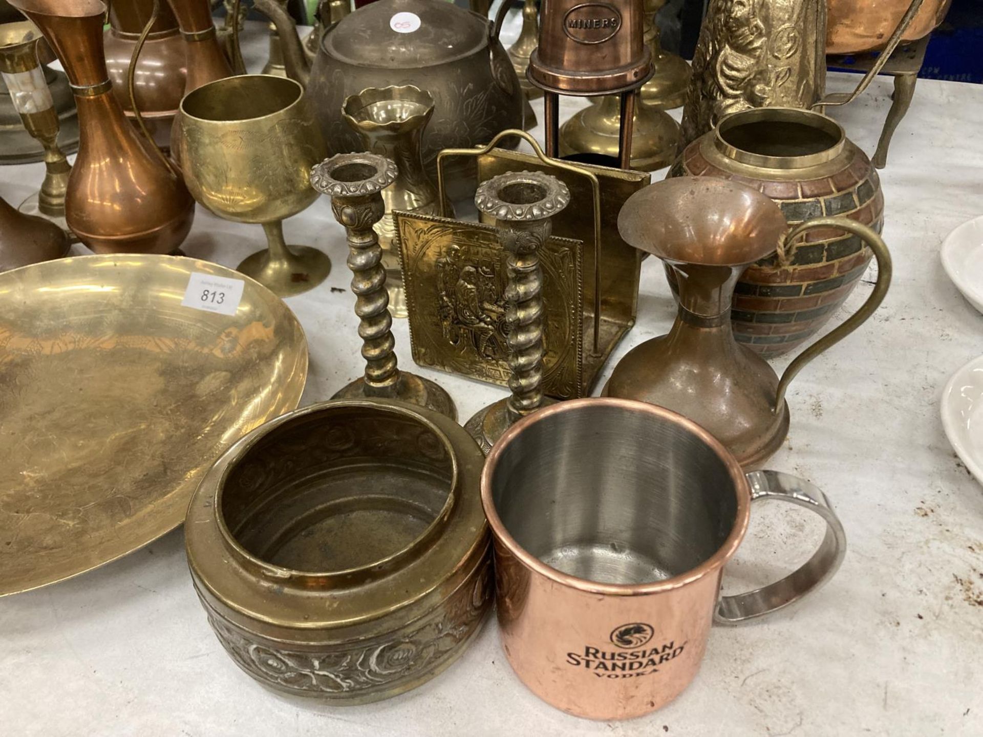 A LARGE QUANTITY OF BRASS AND COPPER ITEMS TO INCLUDE PANS, COPPER KETTLES AND STANDS, CANDLESTICKS, - Image 2 of 8