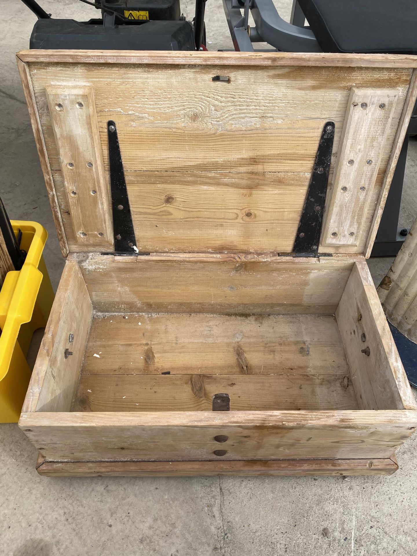 A SMALL VINTAGE PINE STORAGE CHEST - Image 2 of 2