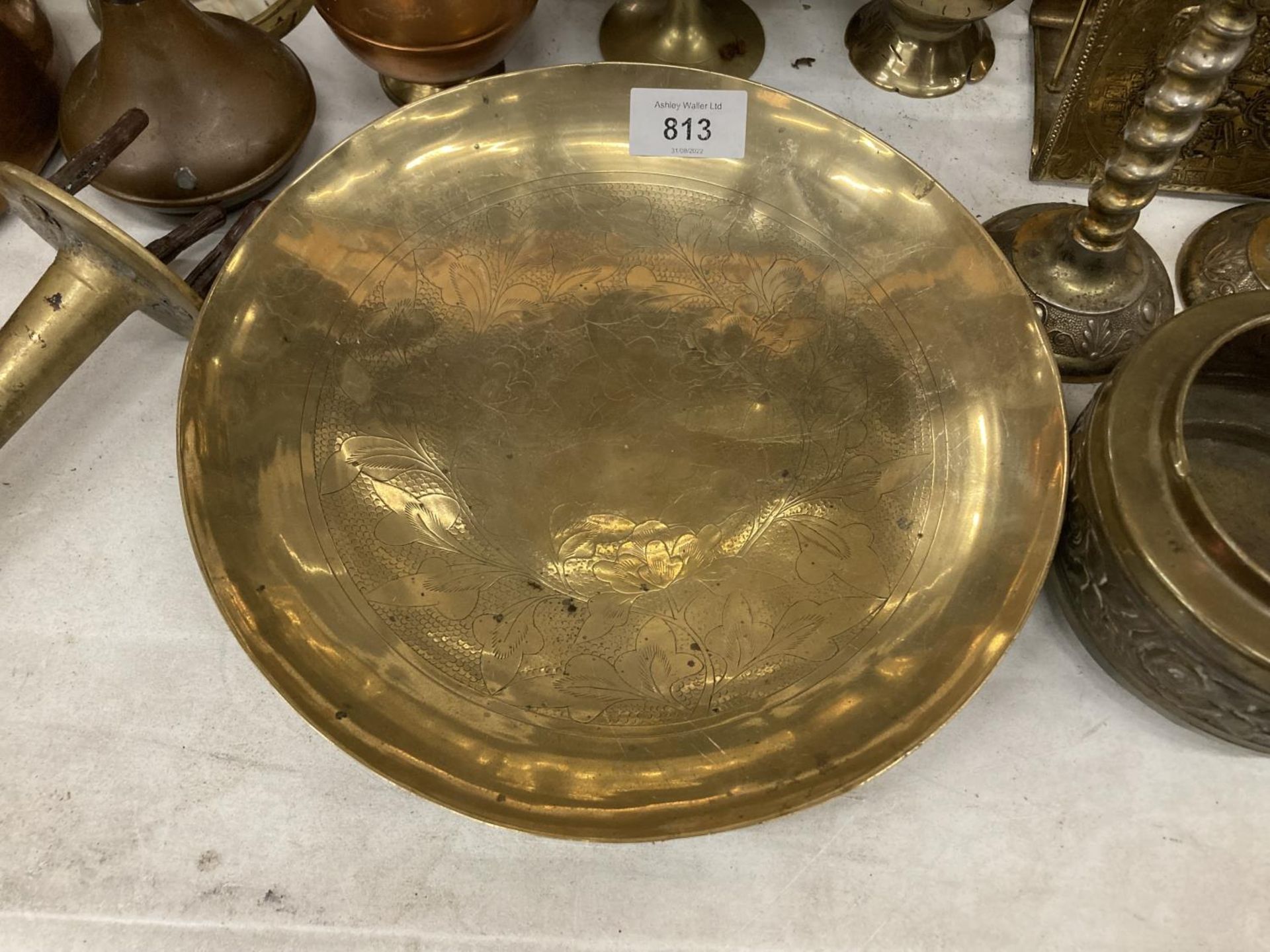 A LARGE QUANTITY OF BRASS AND COPPER ITEMS TO INCLUDE PANS, COPPER KETTLES AND STANDS, CANDLESTICKS, - Image 8 of 8