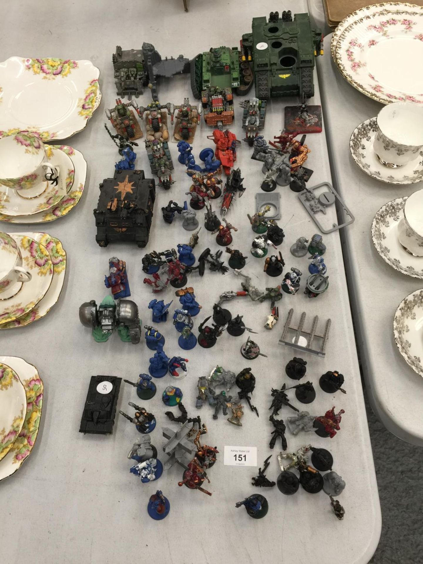 A LARGE COLLECTION OF WARHAMMER FIGURES AND VEHICLES