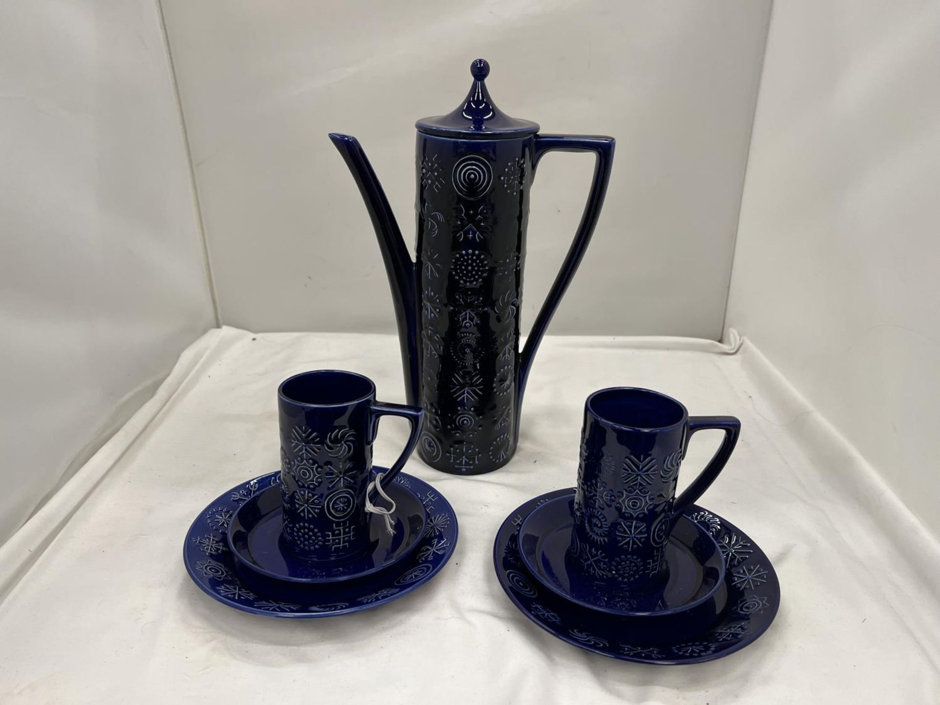 A PORTMEIRION DEEP BLUE 'TOTEM' COFFEE SET TO INCLUDE COFFEE POT, CREAM JUG, SUGAR BOWL, SIX SIDE - Image 3 of 4