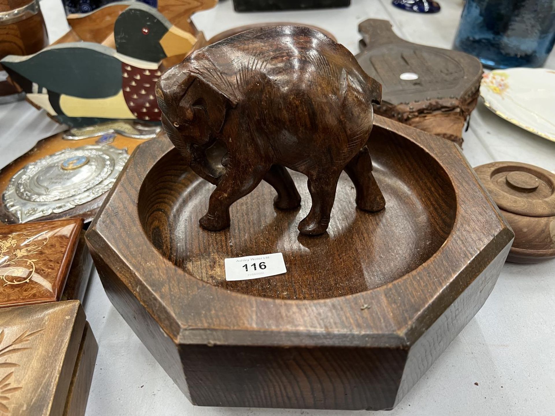 A LARGE QUANTITY OF TREEN ITEMS TO INCLUDE BOWLS, 'DUCK' CONTAINER, BOXES, SHIELD, BELLOWS, ETC - Image 3 of 4