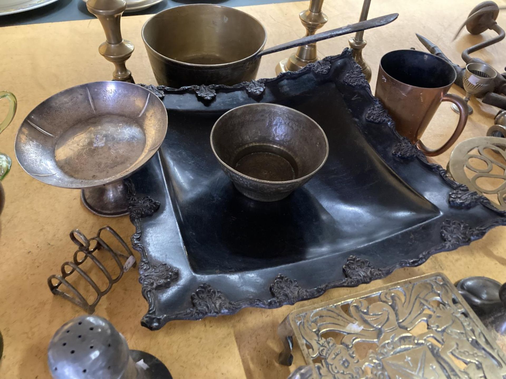 A QUANTITY OF METALWARE TO INCLUDE BRASS TRIVETS, CANDLESTICKS, BRASS PAN, PEWTER JUG AND SUGAR - Image 5 of 7
