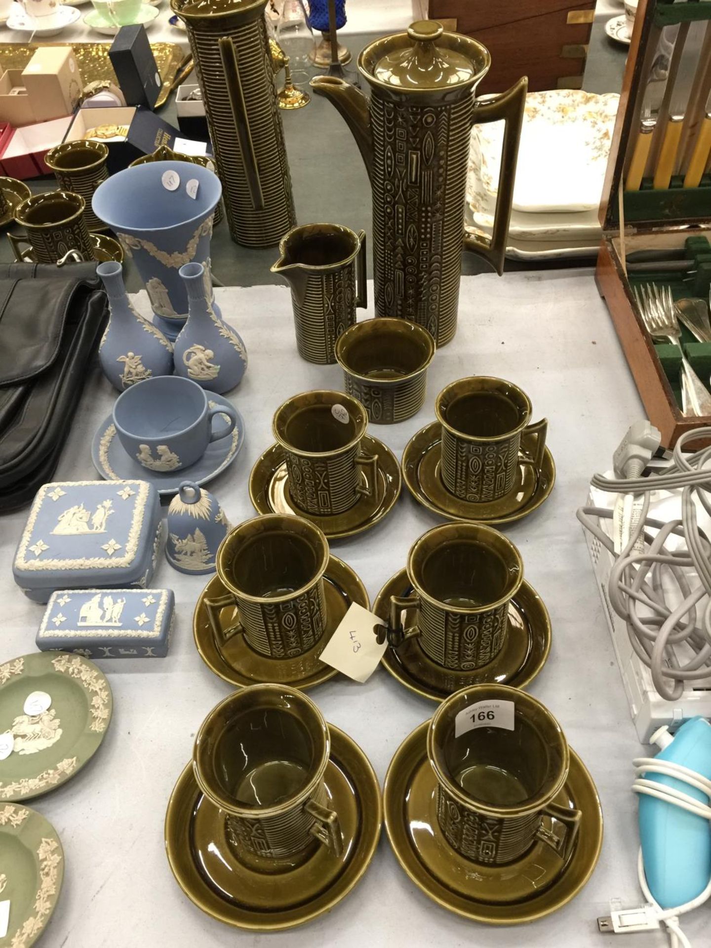 A PORTMEIRION GREEN 'TOTEM' COFFEE SET TO INCLUDE COFFEE POT, CREAM JUG, SUGAR BOWL, CUPS AND